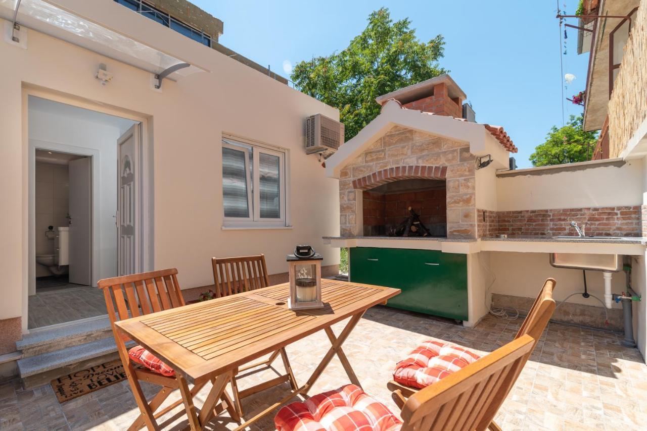 Ferienwohnung Small Private House With A Terrace In Trogir Exterior foto
