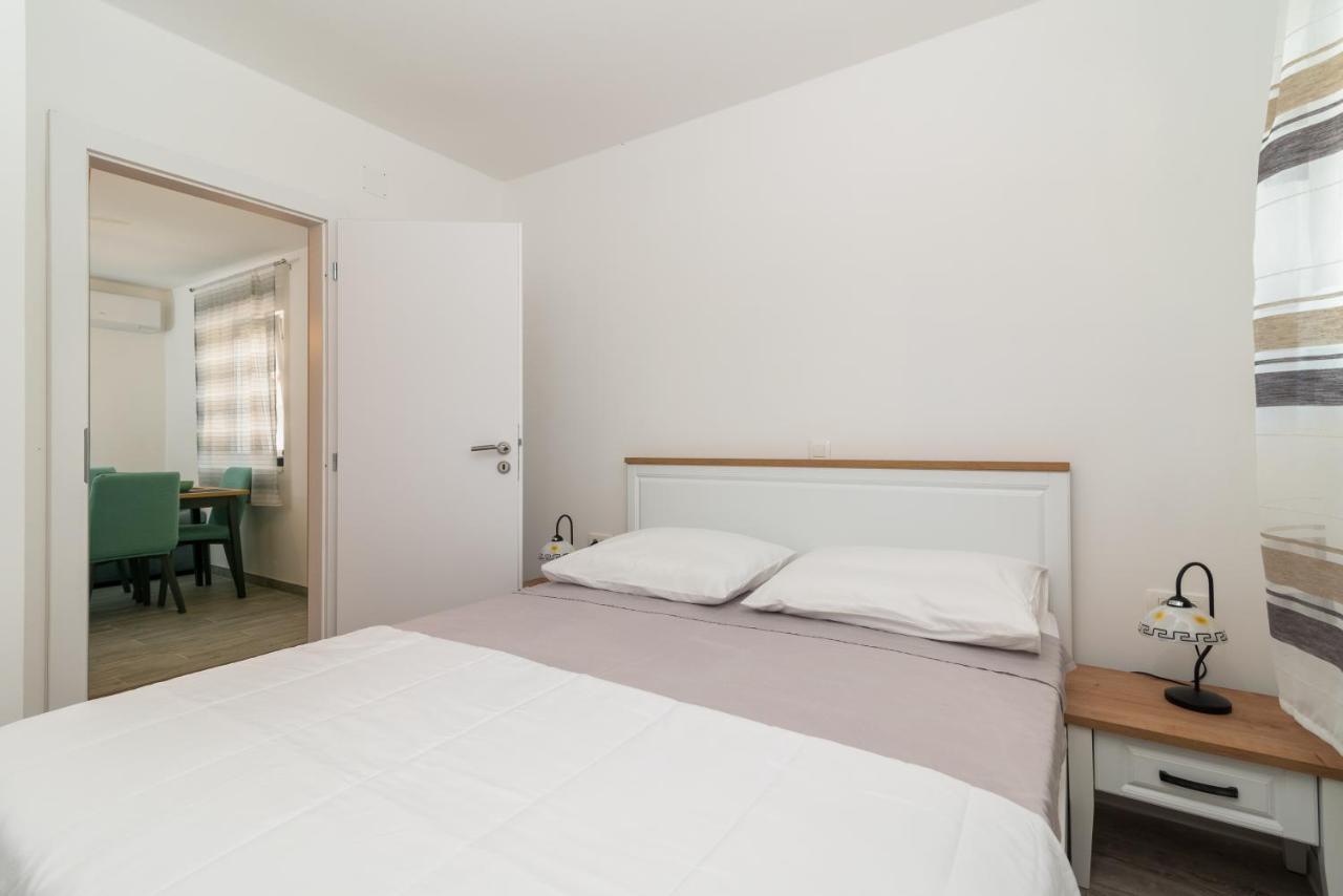 Ferienwohnung Small Private House With A Terrace In Trogir Exterior foto
