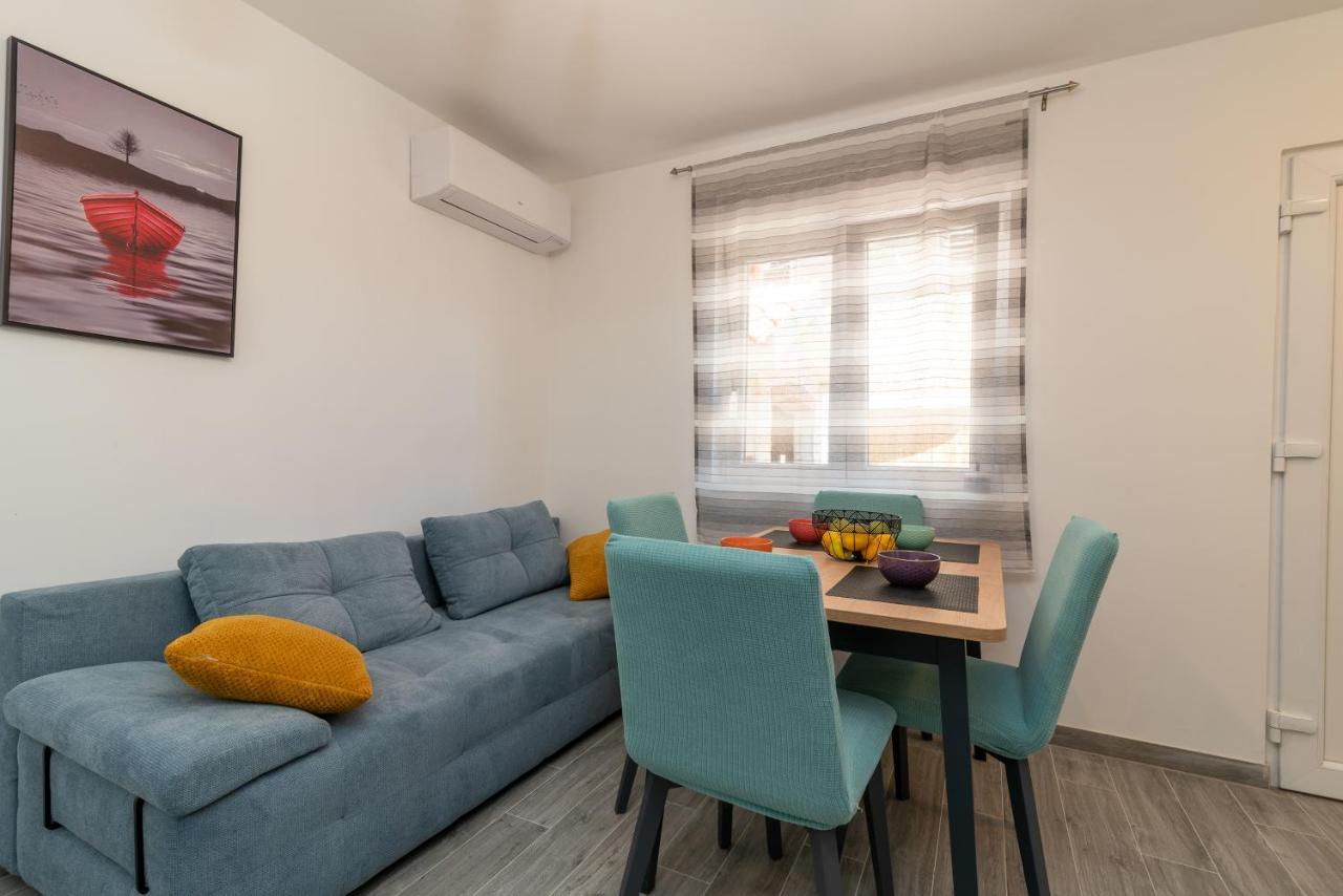 Ferienwohnung Small Private House With A Terrace In Trogir Exterior foto