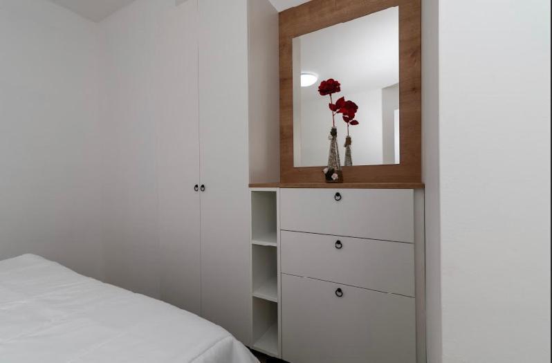 Ferienwohnung Small Private House With A Terrace In Trogir Exterior foto