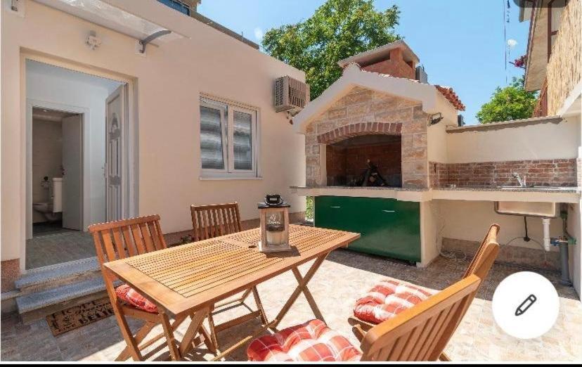 Ferienwohnung Small Private House With A Terrace In Trogir Exterior foto